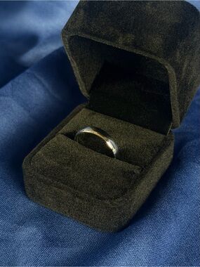 Sleek Silver Wedding Band 4mm Face